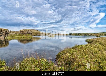 Ruhige Landschaft mit einsamen Lavamonolithen am Lake Myvatn in nordisland Stockfoto