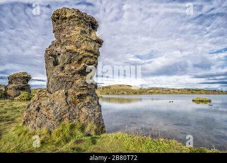 Ruhige Landschaft mit einsamen Lavamonolithen am Lake Myvatn in nordisland Stockfoto