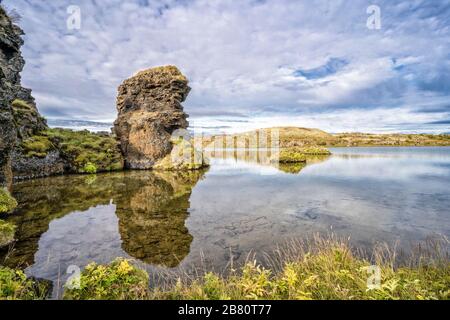 Ruhige Landschaft mit einsamen Lavamonolithen am Lake Myvatn in nordisland Stockfoto