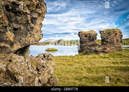 Ruhige Landschaft mit einsamen Lavamonolithen am Lake Myvatn in nordisland Stockfoto