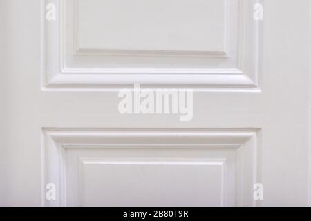 Antike Holztür weiß lackiert, schließlicher Teil der Tür, Hintergrund, Textur, Kopierraum Stockfoto
