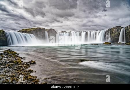 Godafoss Wasserfall, neblig von Wasserspray an einem bewölkten Morgen, Island Stockfoto