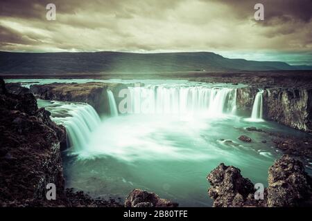 Godafoss Wasserfall, neblig von Wasserspray an einem bewölkten Morgen, Island Stockfoto