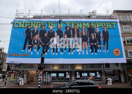 Reklametafel Adidas In Amsterdam, Niederlande 2020 Stockfoto