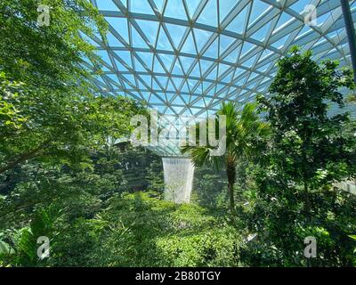 Singapur - 13. Februar 20120. Der Rain Vortex, ein 40 m hoher Wasserfall im Inneren des Jewel des Singapore Changi Airport. Stockfoto