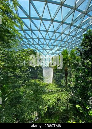 Singapur - 13. Februar 20120. Der Rain Vortex, ein 40 m hoher Wasserfall im Inneren des Jewel des Singapore Changi Airport. Stockfoto