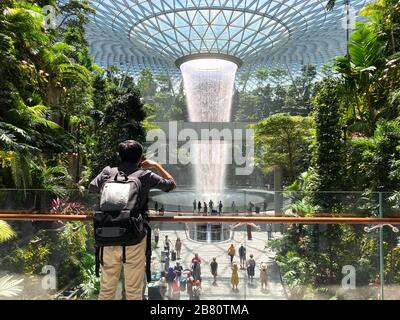 Singapur - 13. Februar 20120. Der Rain Vortex, ein 40 m hoher Wasserfall im Inneren des Jewel des Singapore Changi Airport. Stockfoto