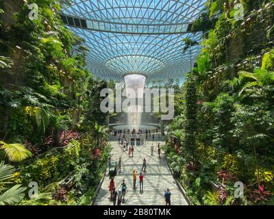 Singapur - 13. Februar 20120. Der Rain Vortex, ein 40 m hoher Wasserfall im Inneren des Jewel des Singapore Changi Airport. Stockfoto