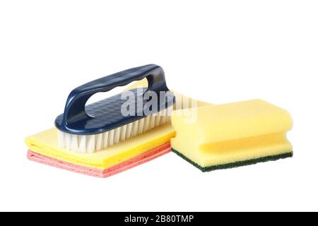 Bürste und Schwammlappen auf weißem Hintergrund. Stockfoto