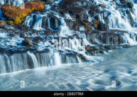 Vulkanischer Lavaflass Wasserfall von Hraunfoss in Island vulkanischer Lavaflass Wasserfall von Hraunfoss in Island Stockfoto