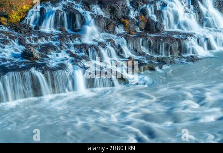 Vulkanischer Lavaflass Wasserfall von Hraunfoss in Island vulkanischer Lavaflass Wasserfall von Hraunfoss in Island Stockfoto