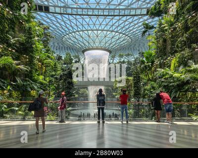 Singapur - 13. Februar 20120. Der Rain Vortex, ein 40 m hoher Wasserfall im Inneren des Jewel des Singapore Changi Airport. Stockfoto