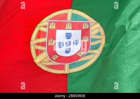 Portugiesische Flagge im Wind. Stockfoto