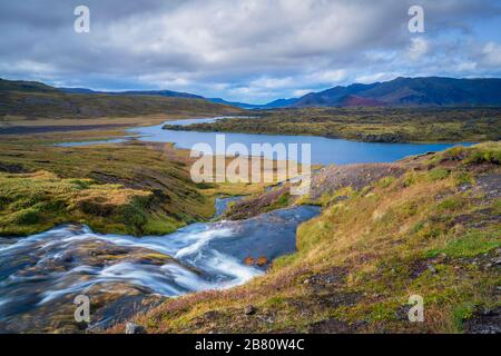 Namenloser Wasserfall im Hochland Nordislands Stockfoto