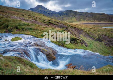 Namenloser Wasserfall im Hochland Nordislands Stockfoto