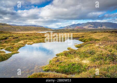 Namenloser Wasserfall im Hochland Nordislands Stockfoto