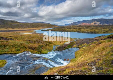 Namenloser Wasserfall im Hochland Nordislands Stockfoto