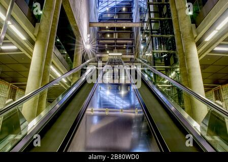 U-Bahnhof City Köln Heumarkt nachts in HDR Stockfoto