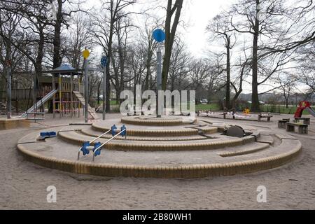 Leipzig, Deutschland. März 2020. Ein Spielplatz mit Absperrband in der Nähe des Stadtzentrums. Spielplätze sind ab Donnerstag, 19.03.2020, geschlossen. Credit: Sebastian Willnow / dpa-Zentralbild / dpa / Alamy Live News Stockfoto