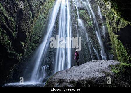 Atemberaubende Aussicht auf die Gljurar Foss Kaskade in einer Höhle im Südwesten Islands Stockfoto