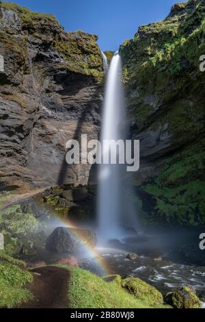 Atemberaubende Aussicht auf den Wasserfall Kvernu Foss in einem versteckten Tal im Südwesten Islands Stockfoto