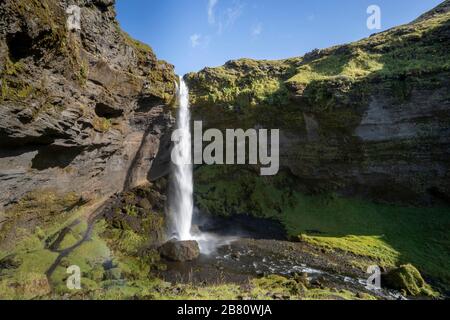 Atemberaubende Aussicht auf den Wasserfall Kvernu Foss in einem versteckten Tal im Südwesten Islands Stockfoto