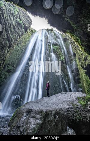 Atemberaubende Aussicht auf die Gljurar Foss Kaskade in einer Höhle im Südwesten Islands Stockfoto