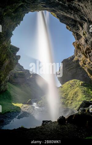 Atemberaubende Aussicht auf den Wasserfall Kvernu Foss in einem versteckten Tal im Südwesten Islands Stockfoto