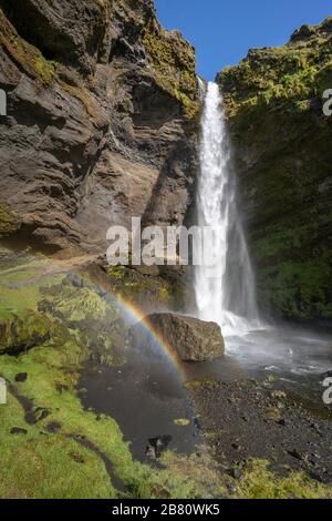 Atemberaubende Aussicht auf den Wasserfall Kvernu Foss in einem versteckten Tal im Südwesten Islands Stockfoto