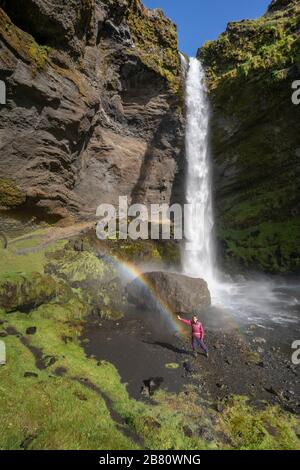 Atemberaubende Aussicht auf den Wasserfall Kvernu Foss in einem versteckten Tal im Südwesten Islands Stockfoto