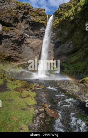 Atemberaubende Aussicht auf den Wasserfall Kvernu Foss in einem versteckten Tal im Südwesten Islands Stockfoto