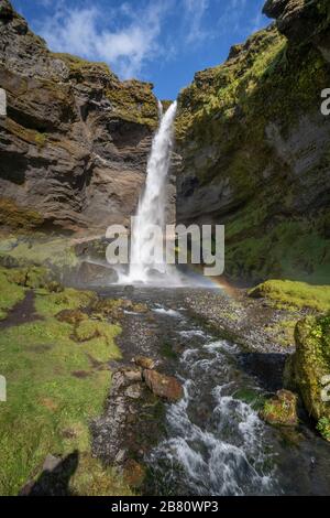 Atemberaubende Aussicht auf den Wasserfall Kvernu Foss in einem versteckten Tal im Südwesten Islands Stockfoto