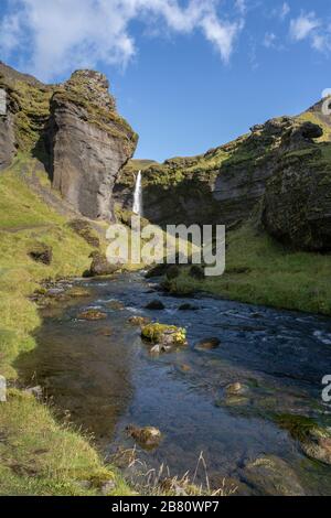 Atemberaubende Aussicht auf den Wasserfall Kvernu Foss in einem versteckten Tal im Südwesten Islands Stockfoto