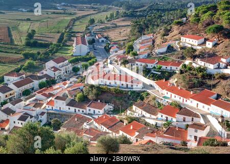 Aljezur Dorf Straße Szene in Portugal. Ansicht von oben. Stockfoto