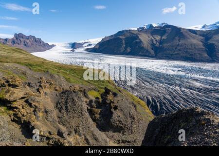 Offensichtliches Gletscherschmelzen aufgrund der globalen Erwärmung am Vatnajokull-Gletscher mit Skaftafell-Gletscherzunge in Island, Landschaftsfotografie Stockfoto