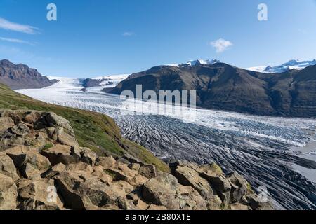 Offensichtliches Gletscherschmelzen aufgrund der globalen Erwärmung am Vatnajokull-Gletscher mit Skaftafell-Gletscherzunge in Island, Landschaftsfotografie Stockfoto