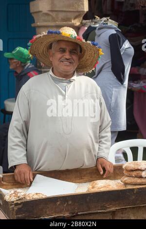 Mann verkauft marokkanisches Brot auf der Straße, Essaouira, Marokko Stockfoto