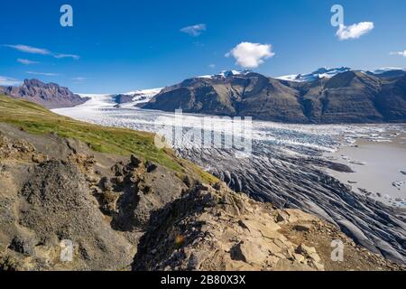 Offensichtliches Gletscherschmelzen aufgrund der globalen Erwärmung am Vatnajokull-Gletscher mit Skaftafell-Gletscherzunge in Island, Landschaftsfotografie Stockfoto