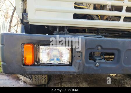 Verschiedene Teile eines großen Staplers. Scheinwerfer und Stoßfänger. Autoreparatur Stockfoto