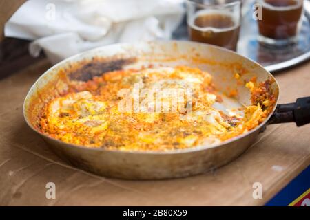 Echte Shakshouka auf der Straße von Essaouira, Marokko Stockfoto