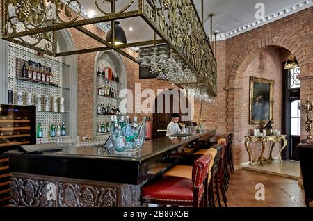 Bar im klassischen Stil. Im Vintage-Stil gestaltete Bar mit Barhocker-Möbeln Stockfoto