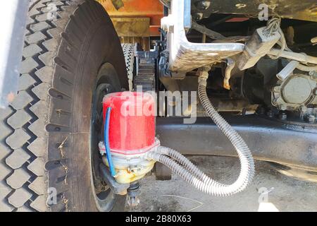 Verschiedene Teile eines großen Staplers. Autoreparatur Stockfoto