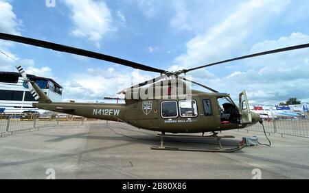 Singapur - 12. Februar 2020. Subaru Bell 412EPX Helikopter steht zur Anzeige auf der Changi Air Base. Die Verteidigungskosten steigen, vor allem in Ostasien Stockfoto