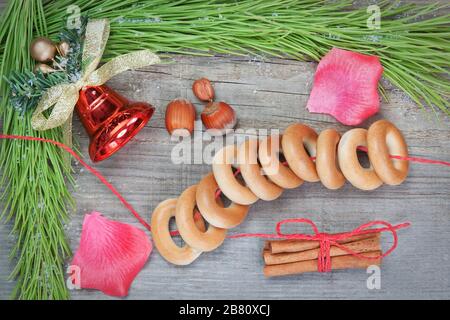 Die Zusammensetzung der Rahmenstammzweige und -Glocken. Auf einer Holzstruktur. Stockfoto