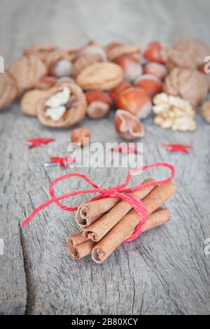 Anordnung verschiedener Nüsse und Stöcke Canela. Stockfoto