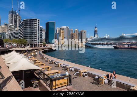 Die Opera Bar, Circular Quay, im zentralen Geschäftsviertel von Sydney, ist aufgrund des Coronavirus-Ausbruchs sehr leer und es gibt nur wenige Kunden Stockfoto