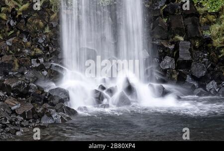 Svartifoss Wasserfall in Island in der Nähe des Vatnajokull Gletschers, berühmt für seine breite Basaltsteinmauer Stockfoto