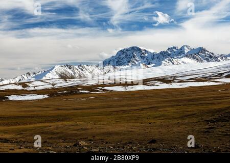 Verschneite Berggipfel am Pass Ala Bel, Bishkek OSH Highway M41 in Kirgisistan Stockfoto