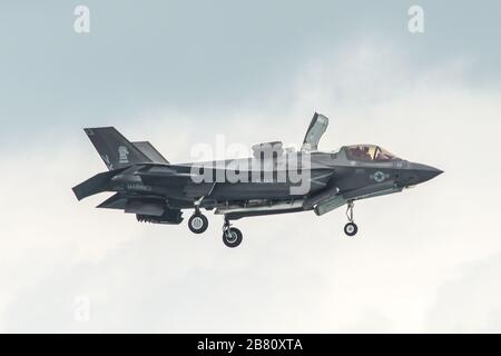 Singapur - 12. Februar 2020. US Marine Corps Lockheed Martin F-35B Lightning II Flying for Display in Changi, Singapur. Die Verteidigungskosten steigen, es Stockfoto