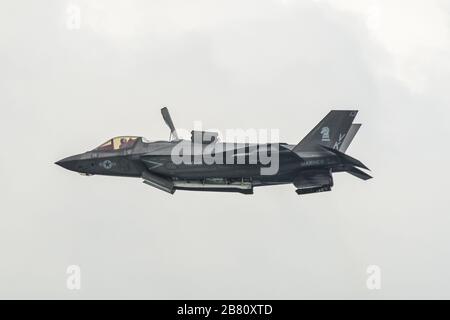 Singapur - 12. Februar 2020. US Marine Corps Lockheed Martin F-35B Lightning II Flying for Display in Changi, Singapur. Die Verteidigungskosten steigen, es Stockfoto